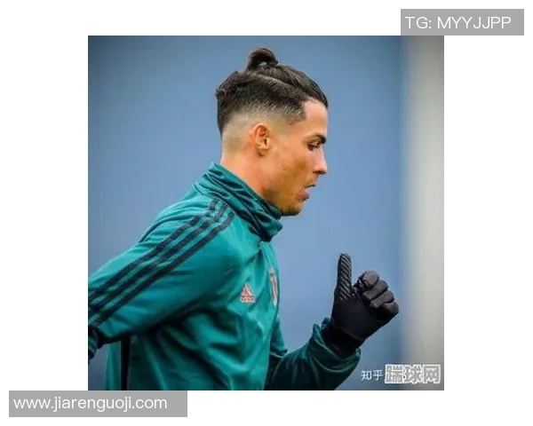 足球明星留辫子的背后故事与他在赛场上的传奇表现